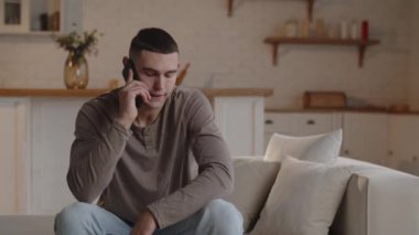 Hoş olmayan bir telefon konuşması sırasında bir adam gözlerini devirir. Kanepede oturan sinirli bir adam telefonda hoş olmayan bir konuşma yapıyor, biriyle tartışıyor. Yüksek kalite 4k görüntü