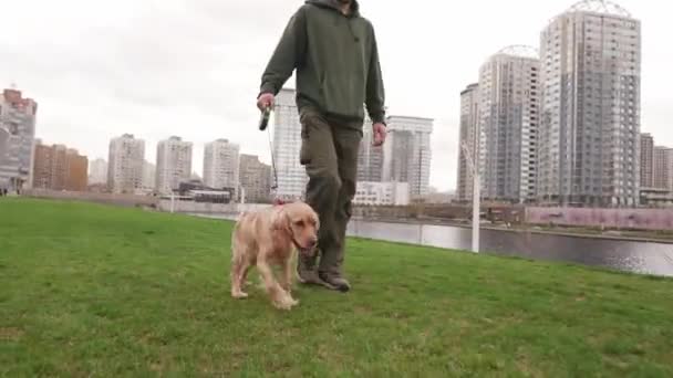 Een Man Loopt Buiten Met Zijn Hond Een Man Een — Stockvideo