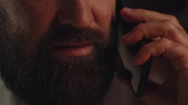 Telefonla konuşan bir adamın görüşü kesilmiş. Sakallı erkek işadamı iş ortaklarıyla telefonda konuşuyor. Yüksek kalite 4k görüntü