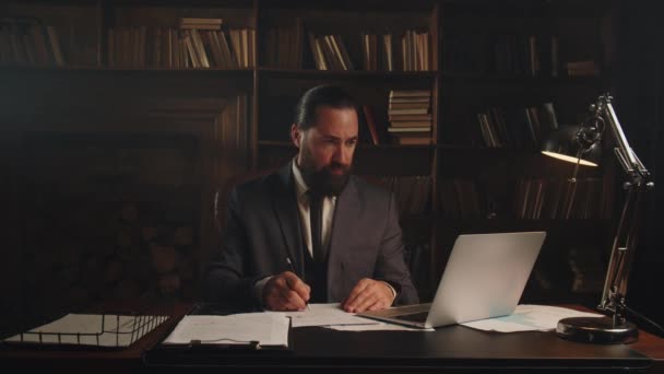 Obchodník Pracuje Své Kanceláři Stolu Sedí Vousatý Muž Černém Saku — Stock video