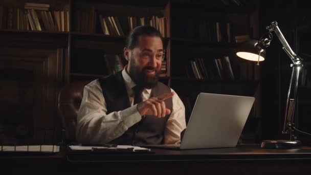 Homem Barbudo Elegante Colete Senta Frente Laptop Acena Sua Mão — Vídeo de Stock
