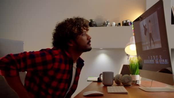 Fincanlı Adam Kulaklık Takıyor Çalışmaya Başlıyor Video Editörü Post Prodüksiyon — Stok video