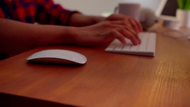 Обрезанный Вид Человека Сидящего Столом Работающего Компьютером Мужские Руки Печатают — стоковое видео