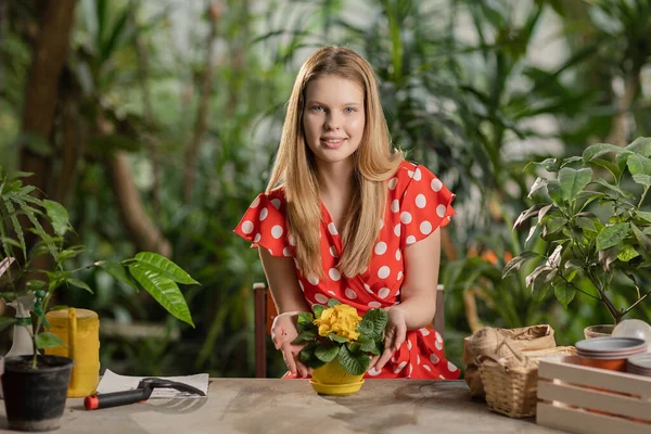 Kvinna Trädgårdshandskar Tittar Kameran Och Ler Blond Flicka Planterar Frön — Stockfoto