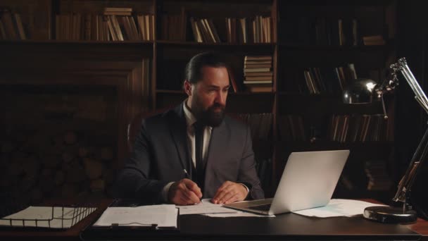 Podnikatel Sedí Stolu Před Laptopem Podepisuje Dokument Muž Obleku Podpisu — Stock video