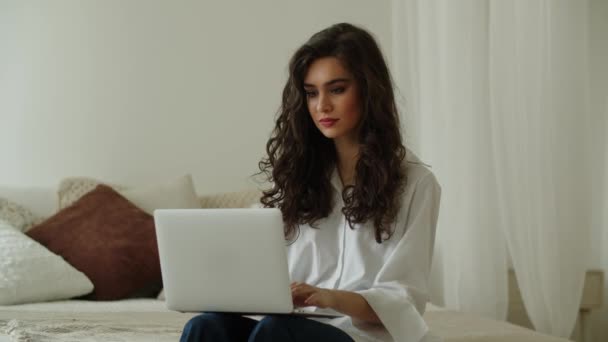 Młoda Kobieta Pracująca Własny Rachunek Pracuje Zdalnie Laptopie Siedząc Domu — Wideo stockowe