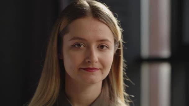 Mulher Loira Jovem Atraente Está Olhando Para Câmera Sorrindo Uma — Vídeo de Stock