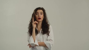 Üzgün esmer kız bir çözüm bulmaya çalışıyor ve aklına bir fikir geliyor. Zor bir seçim, sorun. Bir sorunu çözen genç bir kadın. Yüksek kalite 4k görüntü