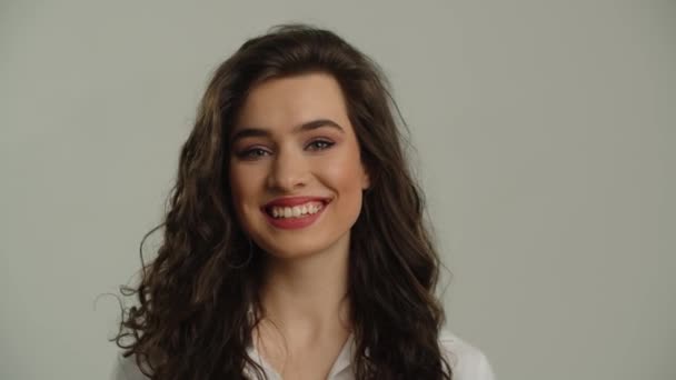 Mooi Brunette Meisje Glimlacht Naar Camera Grijze Achtergrond Studio Video — Stockvideo