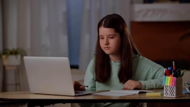 Маленькая Девочка Делает Уроки Компьютером Ребенок Занимается Онлайн Обучением Дома — стоковое видео