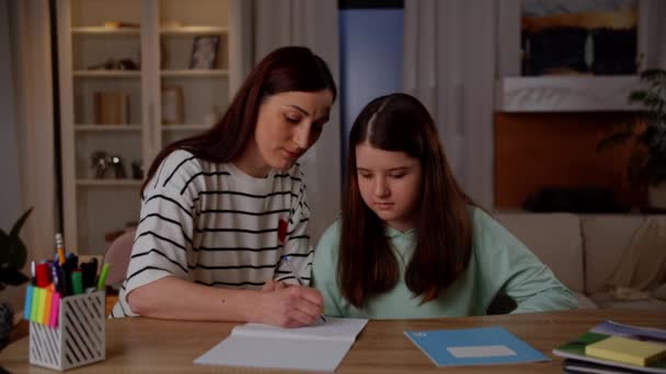 Дівчина Просить Матір Допомогти Зробити Домашнє Завдання Доглядаюча Мати Показує — стокове відео