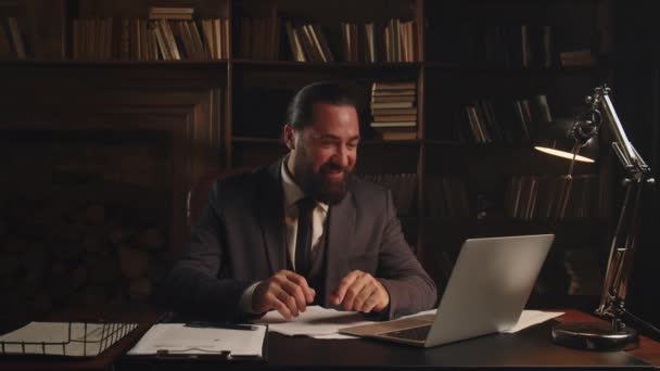 Usmívající Obchodník Sedí Své Kanceláři Mluví Někým Prostřednictvím Videohovoru Mužský — Stock video