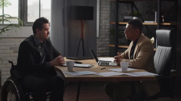 Dois Homens Fato Negócios Estão Sentados Mesa Num Escritório Discutir — Vídeo de Stock
