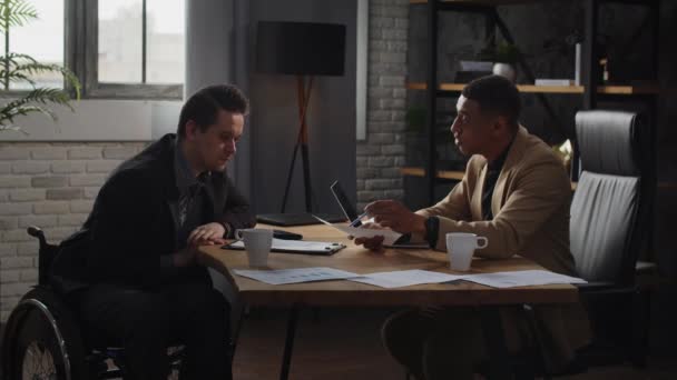 一家大公司的两名董事坐在办公室的桌子旁 研究公司的财务报表 穿着正式西装的男人在餐桌边聊天 — 图库视频影像
