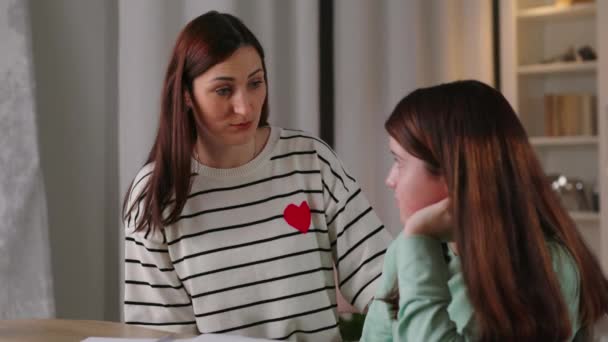 Egy Barna Beszél Lányához Simogatja Vállát Anya Megkéri Unatkozó Lányát — Stock videók
