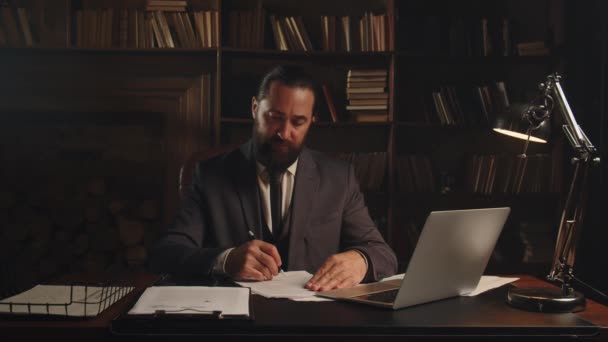Prezentovaný Muž Sedí Stolu Své Kanceláři Podepisuje Dokument Vousatý Muž — Stock video