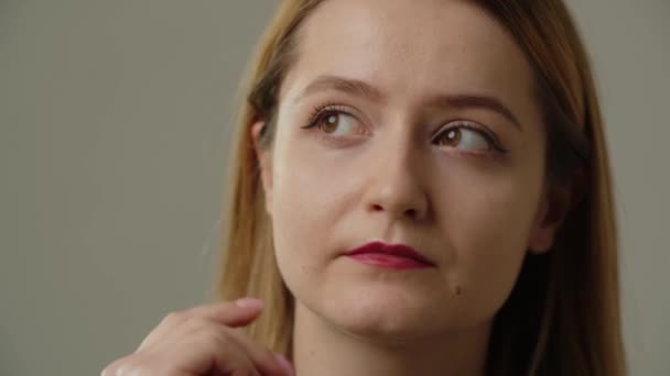 Eine Junge Frau Auf Grauem Hintergrund Versucht Sich Etwas Erinnern — Stockvideo