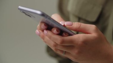 Kadınların elleri akıllı telefon ekranına dokunuyor. Akıllı telefonunda bir şey yazan bir kadın görüntüsü. Yüksek kalite 4k görüntü