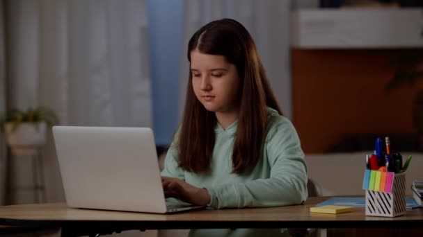 Uma Morena Cabelos Longos Senta Uma Mesa Digita Algo Laptop — Vídeo de Stock