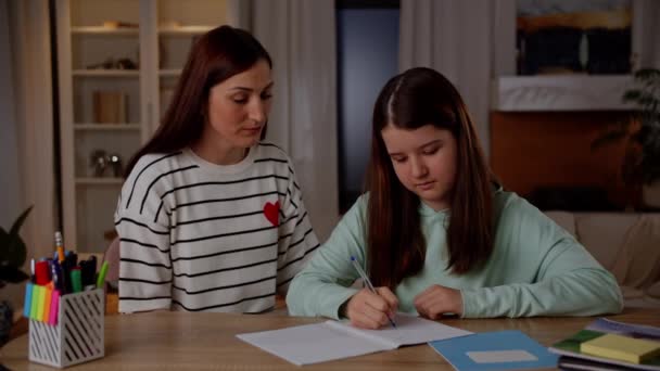 Brunetka Pruhovaném Svetru Pomáhá Své Dceři Domácím Úkolem Máma Chválí — Stock video