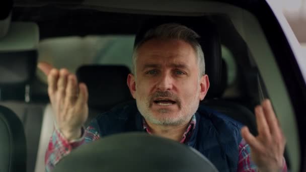 烦躁的司机正在失去耐心 由于汽车上的交通堵塞 满脸胡须的男人在车里变得紧张起来 高质量的4K镜头 — 图库视频影像