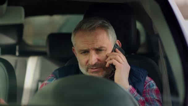 Brodaty Mężczyzna Średnim Wieku Siedzi Samochodzie Rozmawia Przez Telefon Siwy — Wideo stockowe