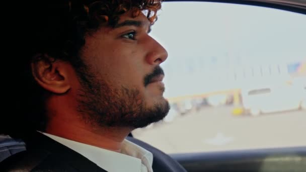 Kręcone Włosy Garniturze Biznesowym Prowadzą Samochód Młody Indyjski Biznesmen Jedzie — Wideo stockowe