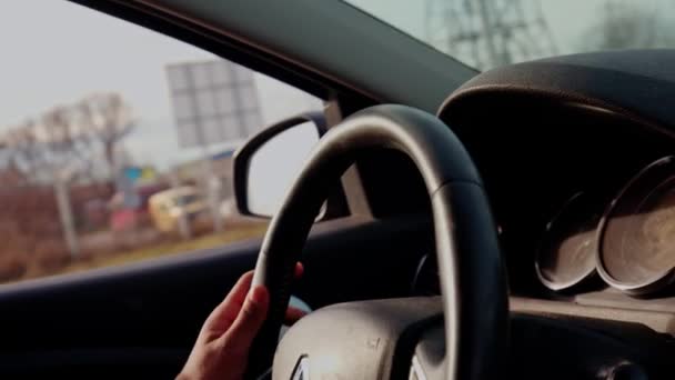 Widok Faceta Garniturze Biznesowym Który Jeździ Samochodem Mężczyzna Biznesmen Jedzie — Wideo stockowe