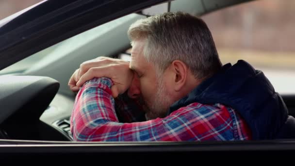 Siwowłosy Mężczyzna Siedzi Samochodzie Głową Spoczywającą Kierownicy Zmęczony Mężczyzna Koszuli — Wideo stockowe