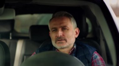 Kıdemli sürücü araba trafiği yüzünden sinirleniyor. Arabadaki sakallı adam delirmiş. Yüksek kalite 4k görüntü