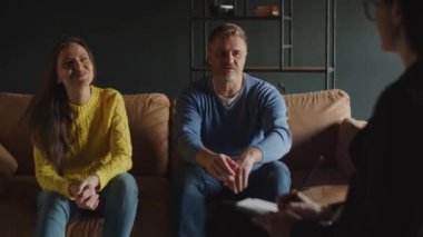 Seans sırasında aile psikologu önünde kavga eden evli bir çift. Karı koca boşanmaktan bahsediyor. Yüksek kalite 4k görüntü