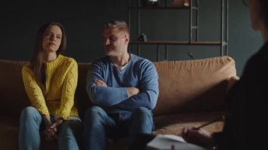 Kanepede oturup aile psikologunu dinleyen mutsuz evli bir çift. Karı kocanın evlilik sorunları var. Yüksek kalite 4k görüntü