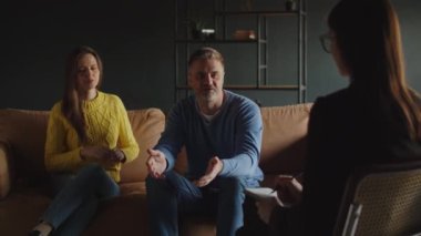 Evlilik sorunları olan mutsuz bir çift. Aile psikoloğu müşterilerini dinliyor. Yüksek kalite 4k görüntü