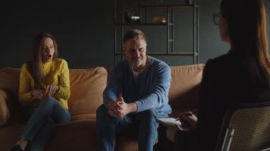 Sorunları çözmek için aile psikoloğuna giden mutsuz evli çift. Karı koca psikologla seans sırasında tartışıyor. Yüksek kalite 4k görüntü