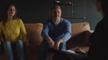 Evli çift sorunları çözmek için aile psikoloğuna geldi. Evliliği kurtarmaya çalışan kadın ve erkek. Aile sorunları. Yüksek kalite 4k görüntü