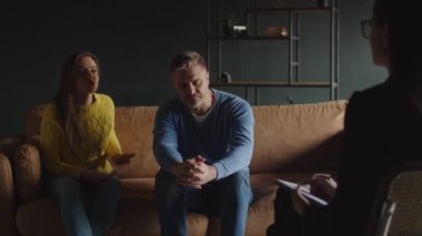 Sorunları çözmek için aile psikoloğuna giden mutsuz evli çift. Kızgın kadın evlilik sorunları hakkında terapistle konuşuyor. Yüksek kalite 4k görüntü