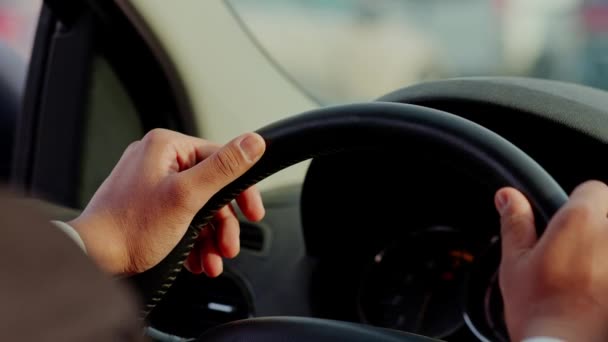 Widok Mężczyzny Siedzącego Samochodzie Trzymającego Ręce Kierownicy Kierowca Siedzi Samochodzie — Wideo stockowe