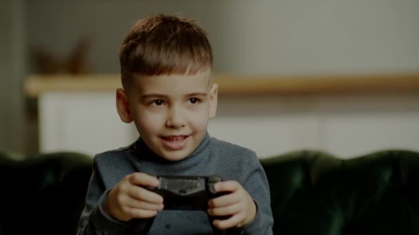 Chico Sonriente Está Jugando Videojuegos Casa Niño Con Joystick Disfrutando — Vídeo de stock