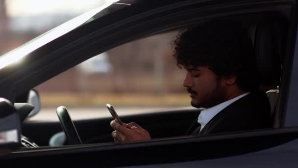 Młody Kręcone Włosy Mężczyzna Siedzi Samochodzie Trąbi Samochodów Przed Nami — Wideo stockowe