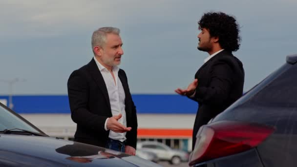 Dwóch Biznesmenów Konflikt Parkingu Kierowcy Garniturach Debatują Sprawdzają Uszkodzenia Samochodu — Wideo stockowe