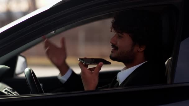 Młody Mężczyzna Siedzi Samochodzie Rozmawia Przez Telefon Młody Biznesmen Wyjaśnia — Wideo stockowe
