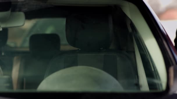 Фронтальний Знімок Сіро Волосистого Чоловіка Телефоном Руці Який Потрапляє Машину — стокове відео