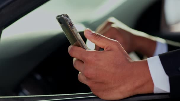 Mężczyzna Siedzi Samochodzie Stuka Ekranie Smartfona Widok Człowieka Który Używa — Wideo stockowe