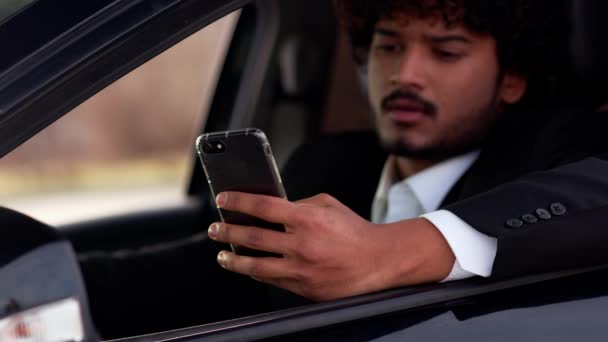 Mroczny Młody Biznesmen Siedzi Samochodzie Podsłuchuje Ekranie Smartfona Mężczyzna Garniturze — Wideo stockowe