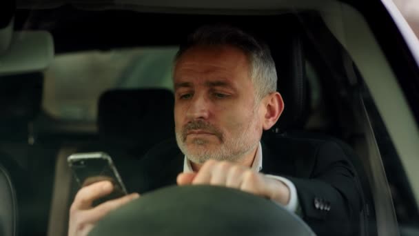 Mężczyzna Biznesmen Siedzi Samochodzie Pisze Wiadomość Smartfonie Widok Siwego Mężczyzny — Wideo stockowe