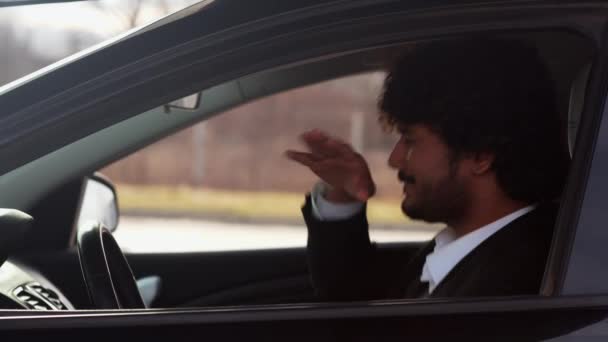 Biznesmen Tańczy Samochodzie Podczas Ruchu Samochodowego Widok Boku Kręconego Młodzieńca — Wideo stockowe