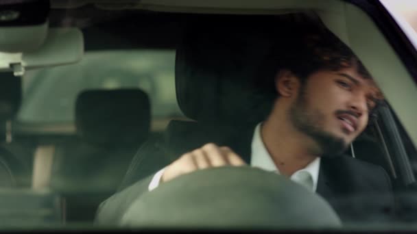 Zdjęcie Mężczyzny Garniturze Biznesowym Który Siedzi Samochodzie Denerwuje Się Spóźnieniem — Wideo stockowe