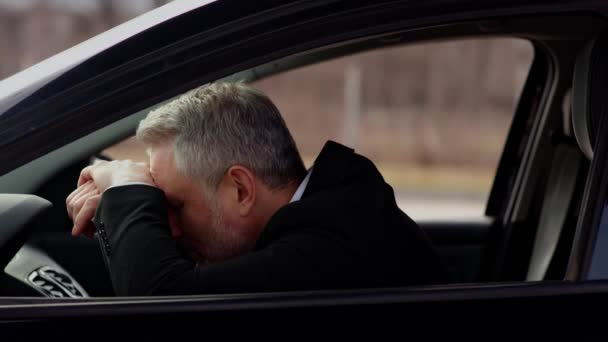 Widok Zmęczonego Biznesmena Siedzącego Samochodzie Głową Kierownicy Siwowłosy Mężczyzna Kierownicą — Wideo stockowe