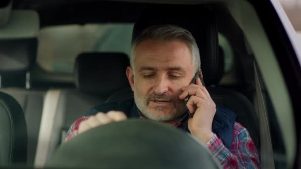 Siwy Mężczyzna Siedzi Samochodzie Gada Przez Telefon Uśmiechnięty Brodaty Mężczyzna — Wideo stockowe