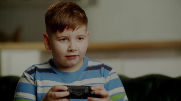 Сосредоточенный Ребенок Полосатой Футболке Играет Видеоигры Мальчик Игровым Контроллером Выражает — стоковое видео